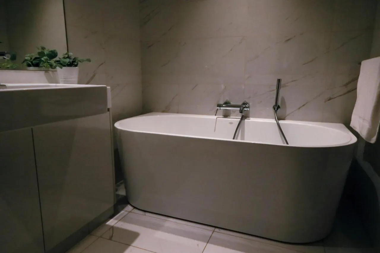 Brand New Water Front Luxury Cinnamon Suites Apartment In Heart Of Colombo City