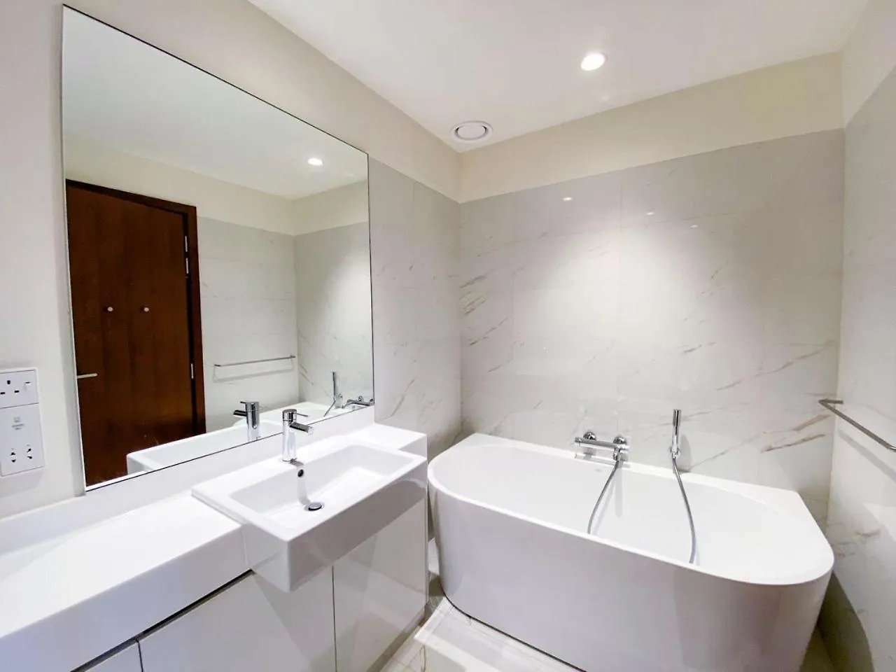 Brand New Water Front Luxury Cinnamon Suites Apartment In Heart Of Colombo City 0*,