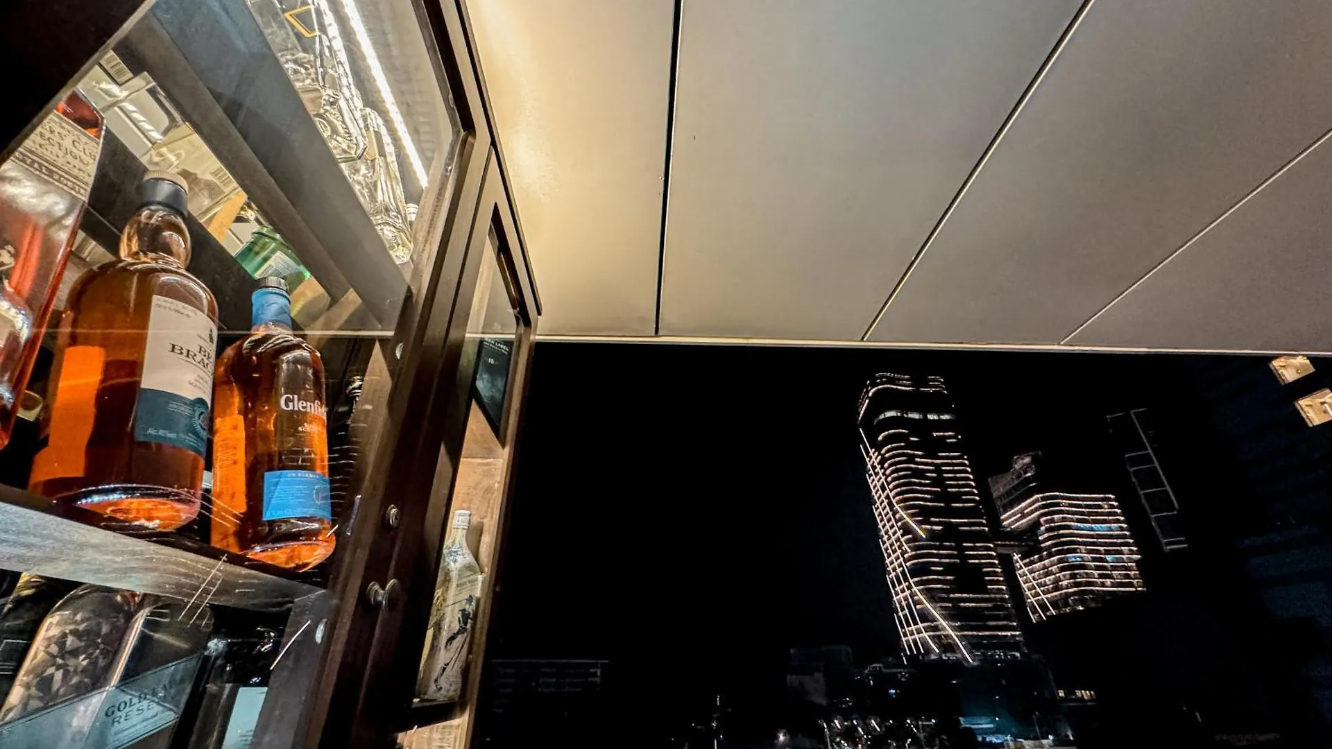 Brand New Water Front Luxury Cinnamon Suites Apartment In Heart Of Colombo City